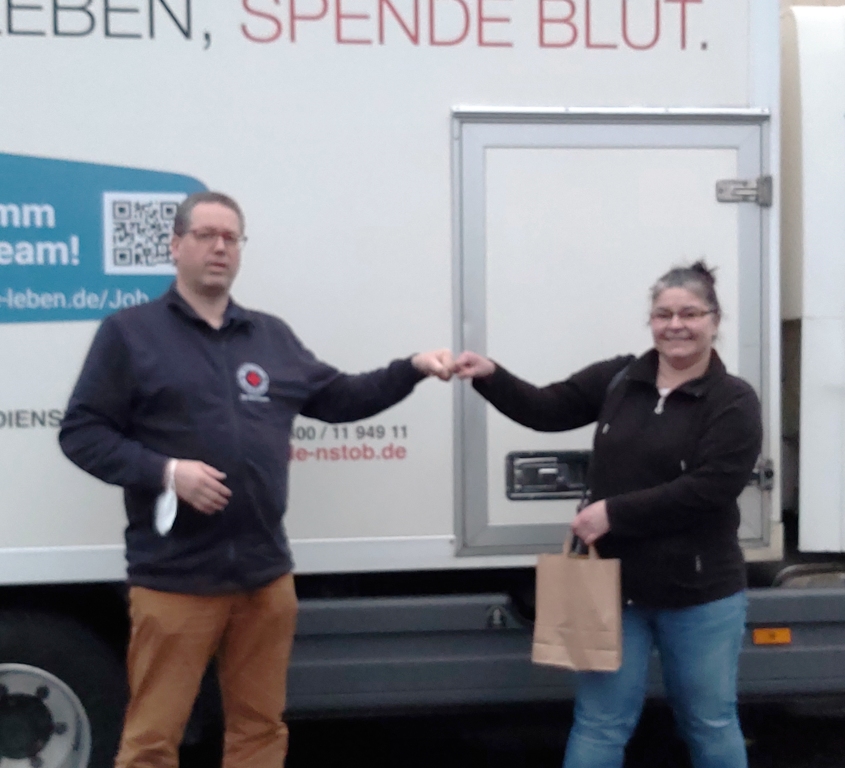 Christian Appun bedankt sich bei Tanja Balzer-Paepke für die 50. Blutspende, Foto: F. Appun
Christian Appun bedankt sich bei Tanja Balzer-Paepke für die 50. Blutspende, Foto: F. Appun